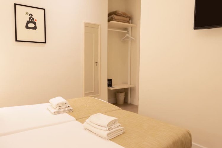 Standard Triple room with courtyard view
