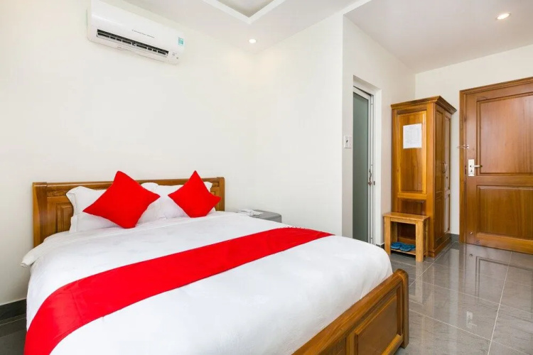 OYO 365 Rose Hotel