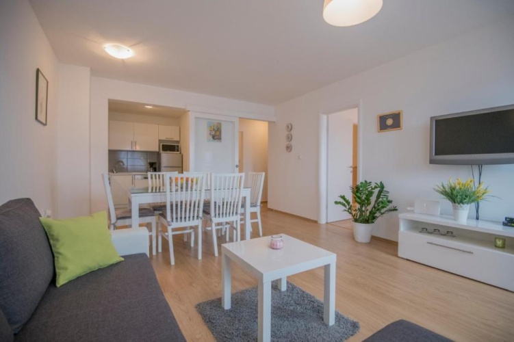 3 Bedrooms Apartment