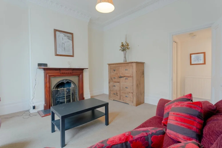 1 Bedroom Flat With Lofty Ceilings and Garden