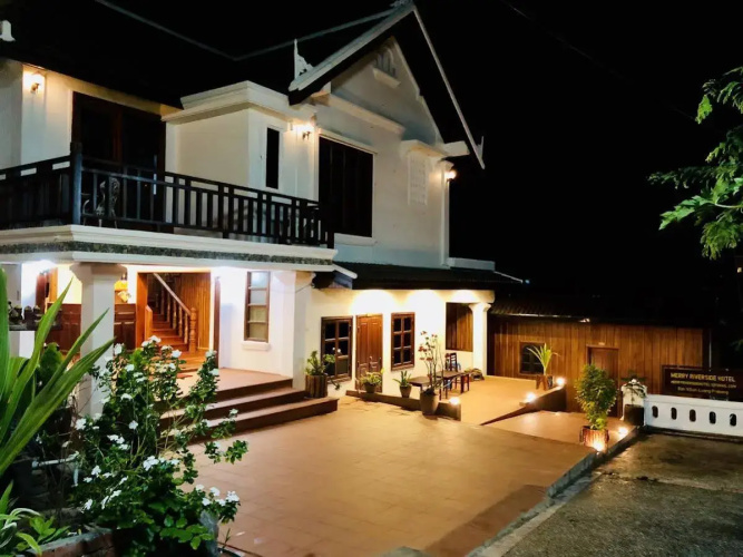 Merry Riverside Hotel