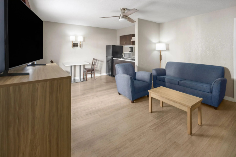 Super 8 by Wyndham Ellenton Bradenton Area