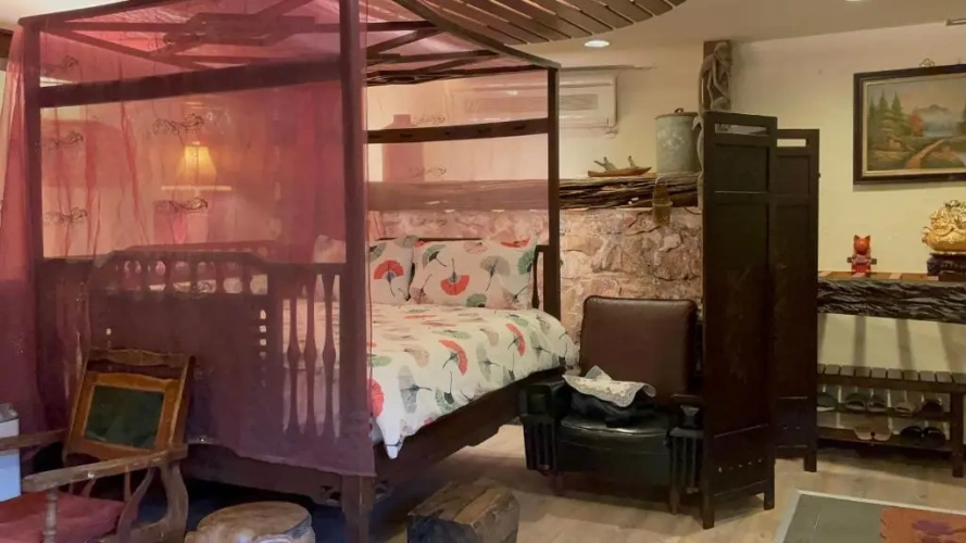 1 Bedroom Standard Quadruple Family room with balcony and with mountain view