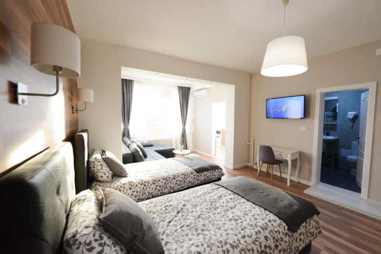 Deluxe Triple room with city view