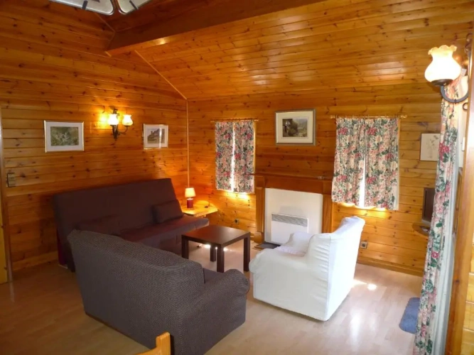 2 Bedrooms Bungalow