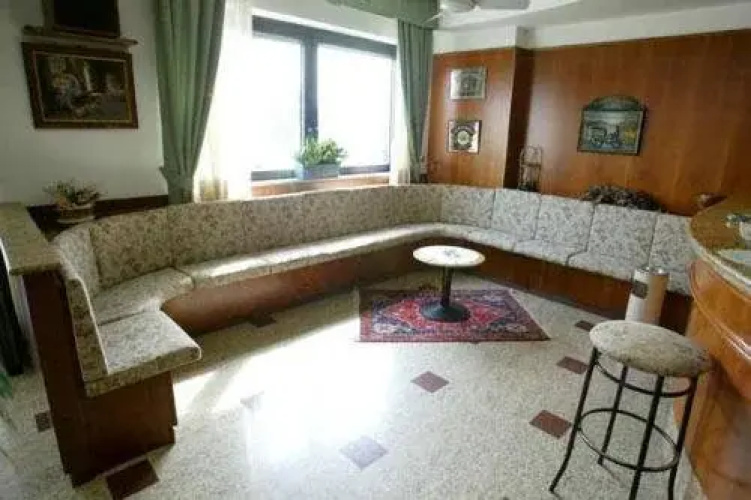 River Hotel