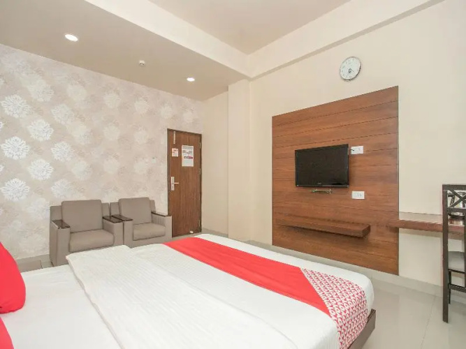 Compact Maple Leaf by OYO Rooms