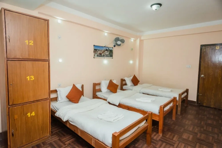 Standard Triple room