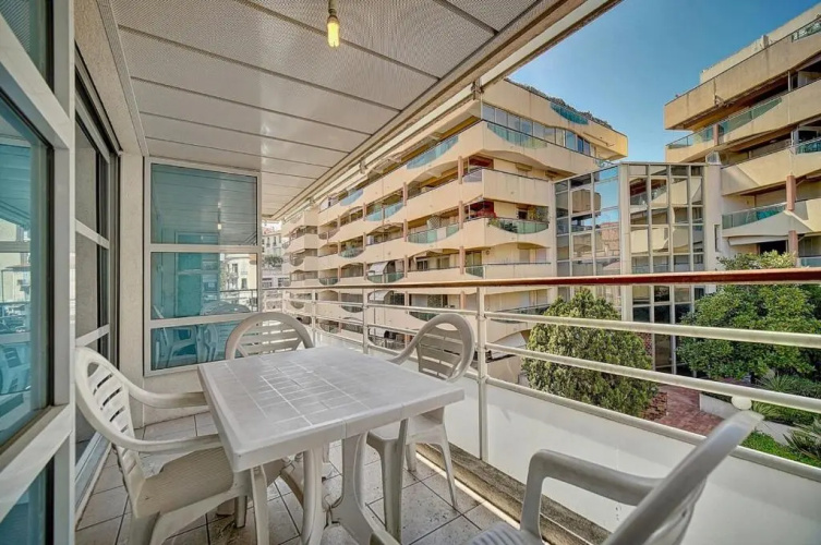 MODERNE 3 PIECES CANNES CENTRE AVEC BALCON l! A2B67