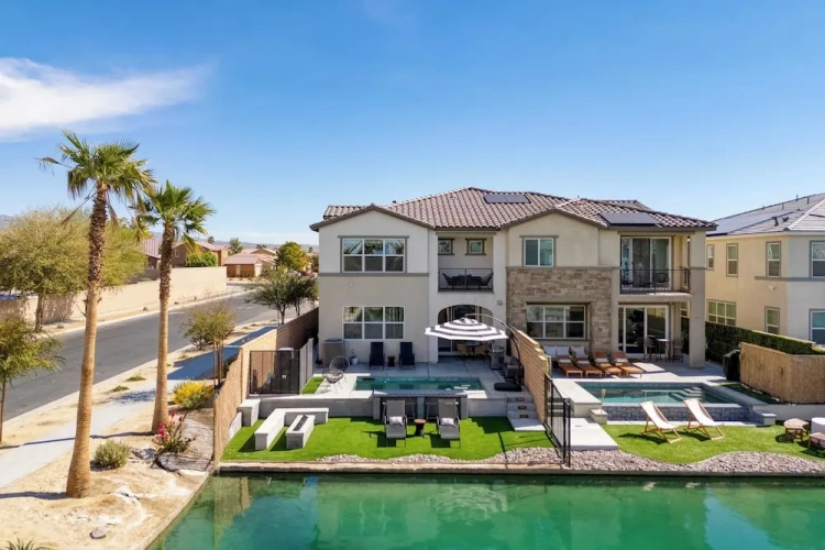 4 Bedrooms Cottage with balcony