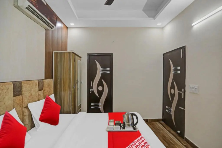 OYO Flagship 70247 Hotel Lavish