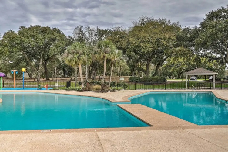 Diamondhead Condo - Marina, Pool Access & Golfing!