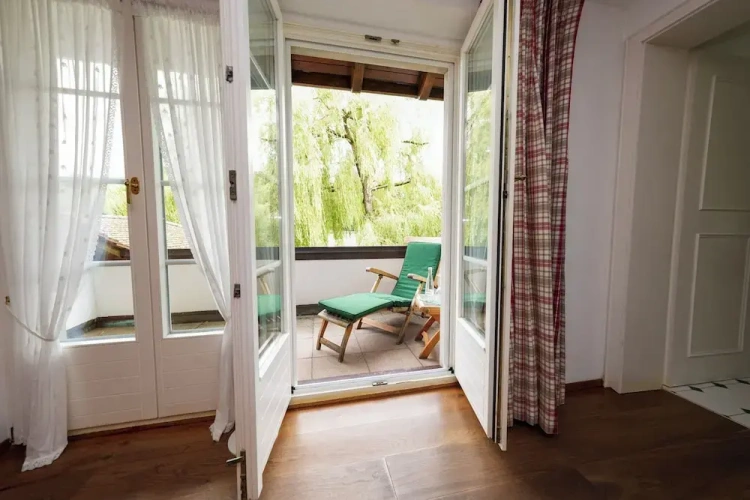 Classic Single room with balcony and with courtyard view