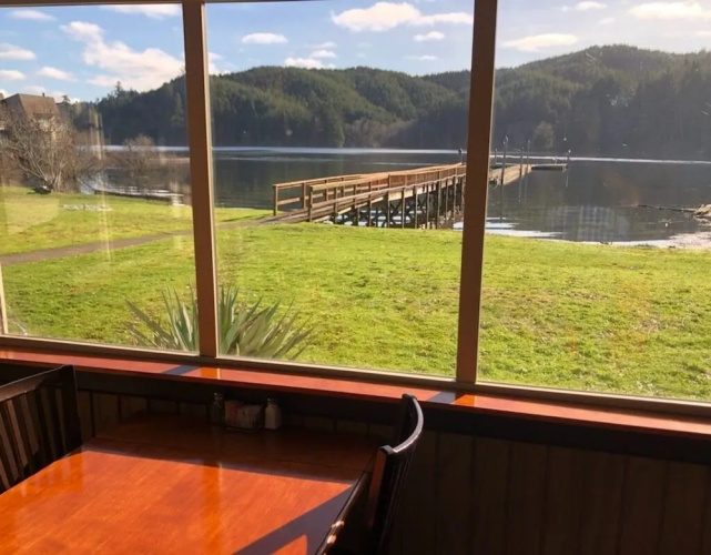 Lakeshore Lodge