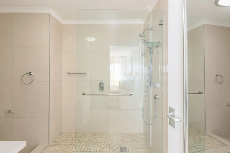 3 Bedrooms Apartment