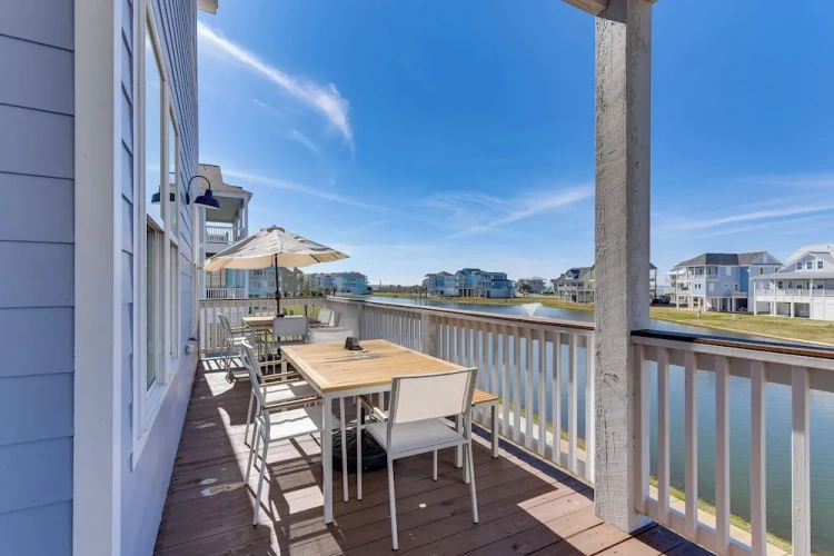 4 Bedrooms Cottage with balcony