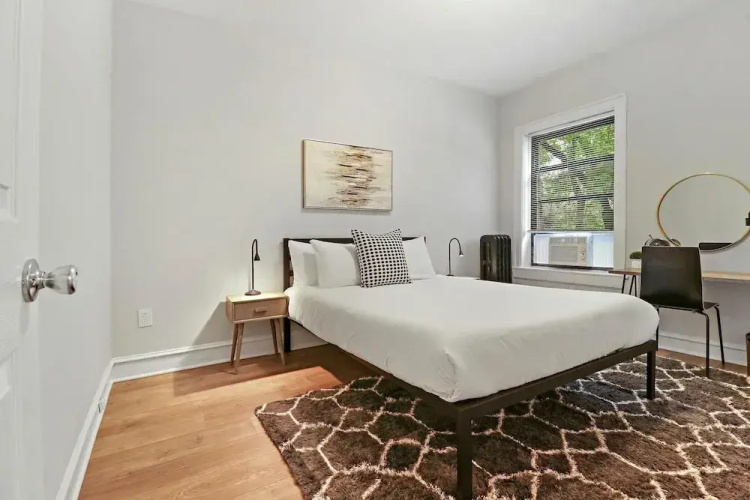 Spacious 2BR Near Dining - Touhy 1S