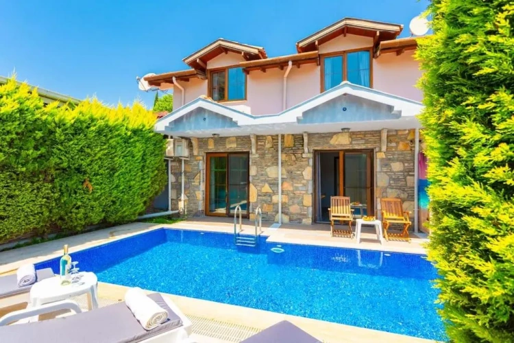 2 Bedrooms Villa