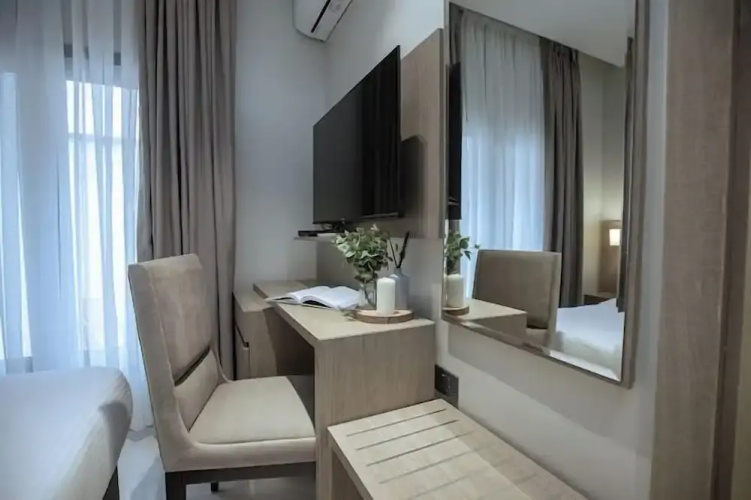 Knightsbridge Hotel and Suites