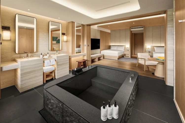 Classic Quadruple Club room