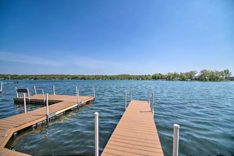 Serene Lakefront Escape: Boat Dock & Grill!