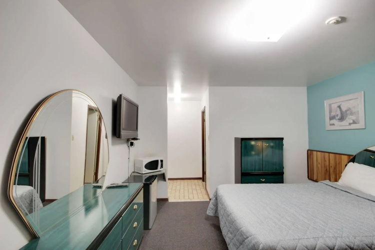 6267 Persepolis Inn