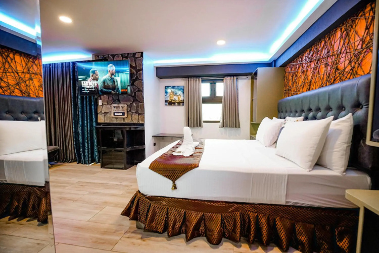 CLOCKWORKORANGE Luxury Suites