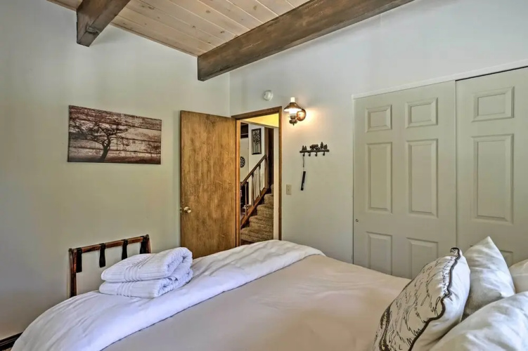 Stunning Mountain-top Getaway w/ Multi-level Decks
