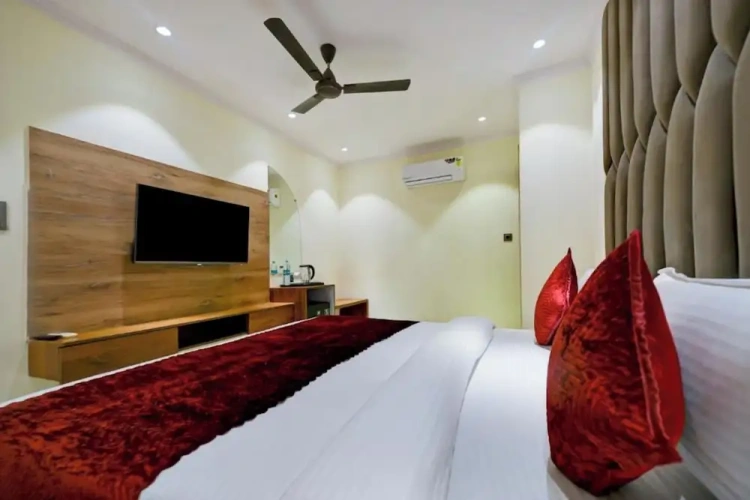 Deluxe Double room with city view