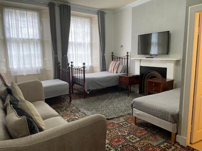 Standard Triple room