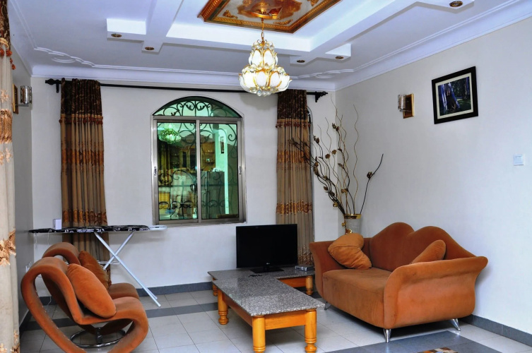 Evelyn Apartments