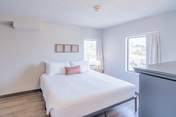 King Bed Free Parking Gym Views