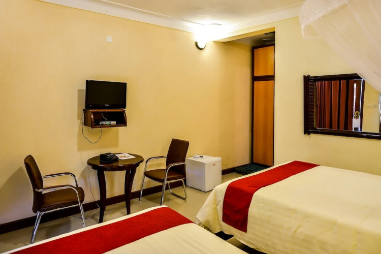 Cari Hotel