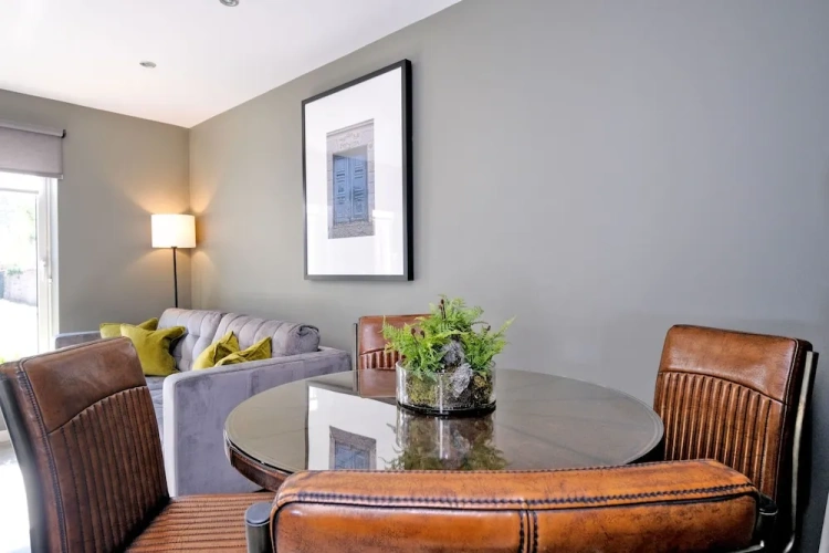 3 Bedrooms Apartment