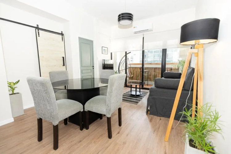 "El Farolito Apartment"