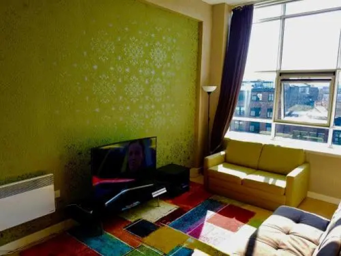 Glasgow City Center Flat with Parking