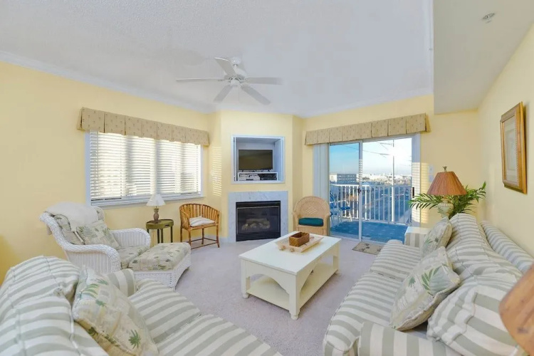 Astoria 402 by RedAwning