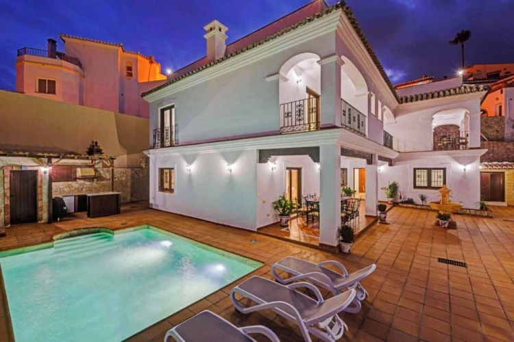 4 Bedrooms Villa