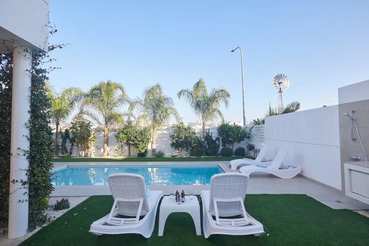 3 Bedrooms Villa with garden view