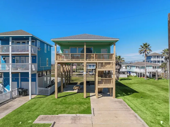 Sunny Beach House by Ryson Vacation Rentals