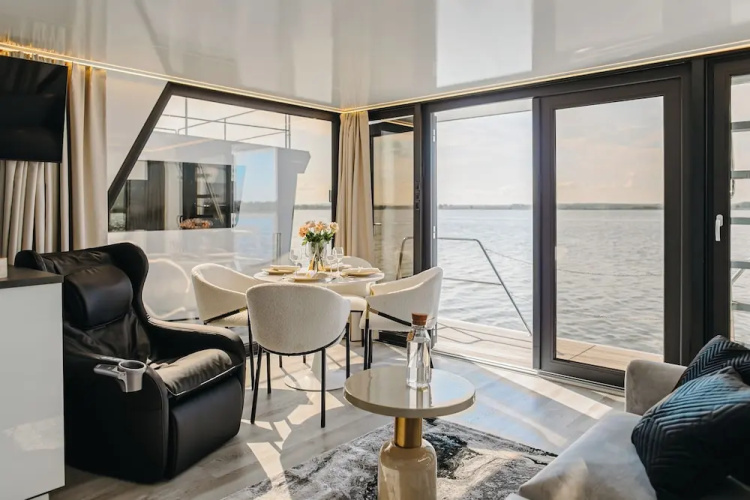 HT Houseboats