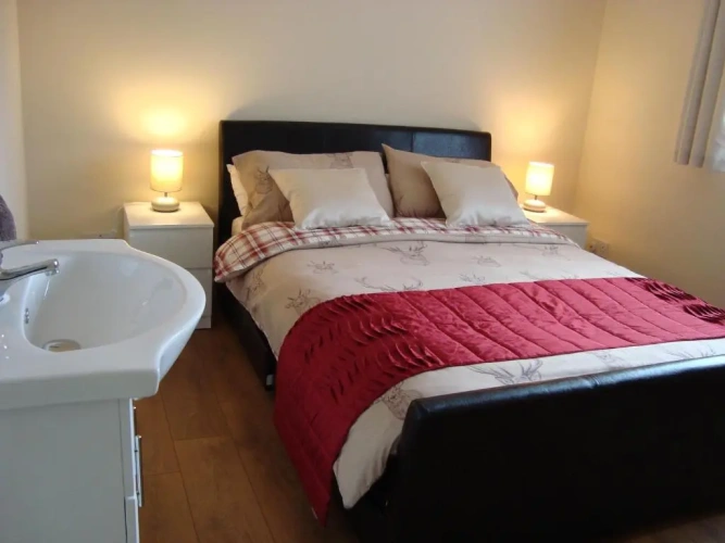 5 Bedrooms Cottage