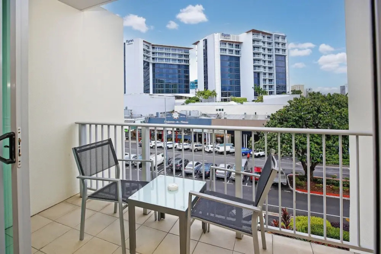 Studio in the City with pool and BBQ