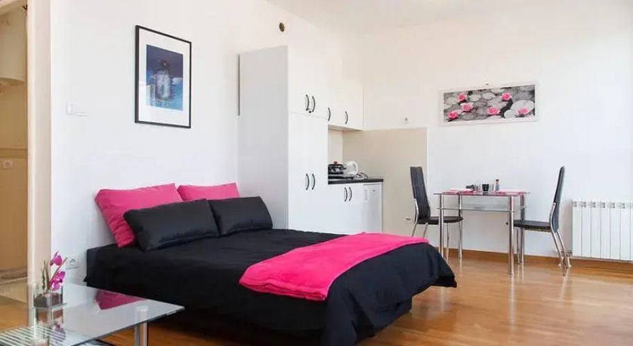 Seventh summit apartments