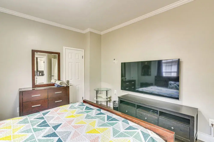 Walk to Shops & Dining: Modern Houston Apt!