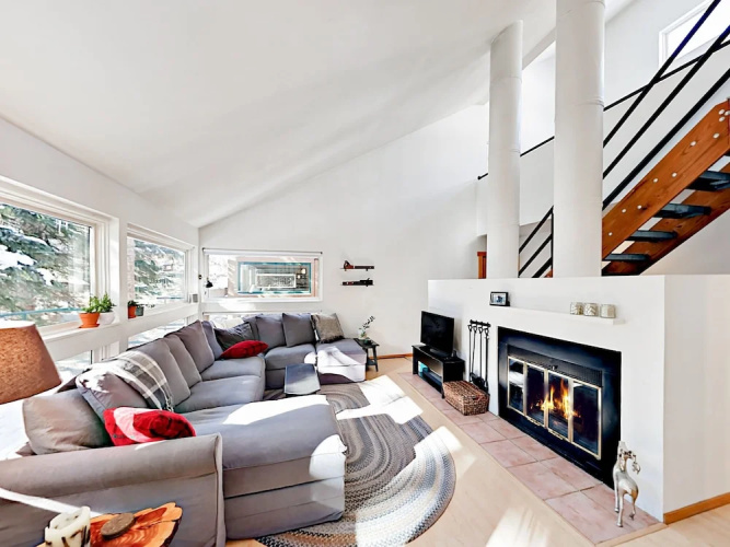 3BR w/ Fireplace, Pool, & Hot Tub