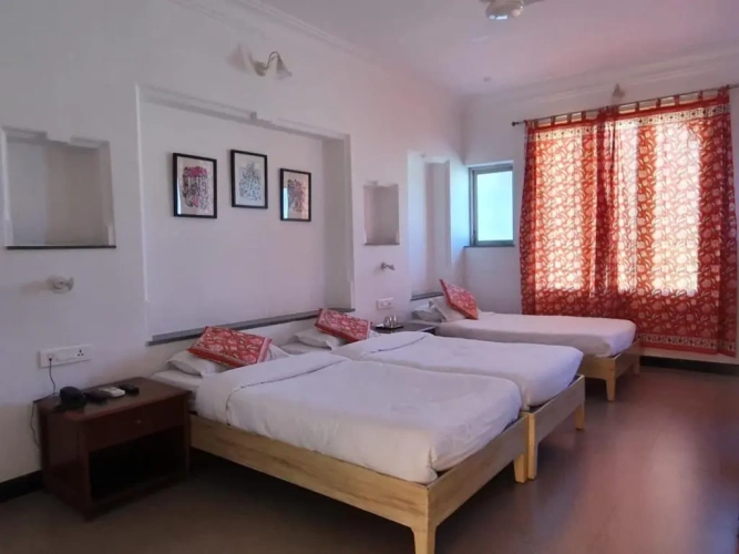 Standard Triple room