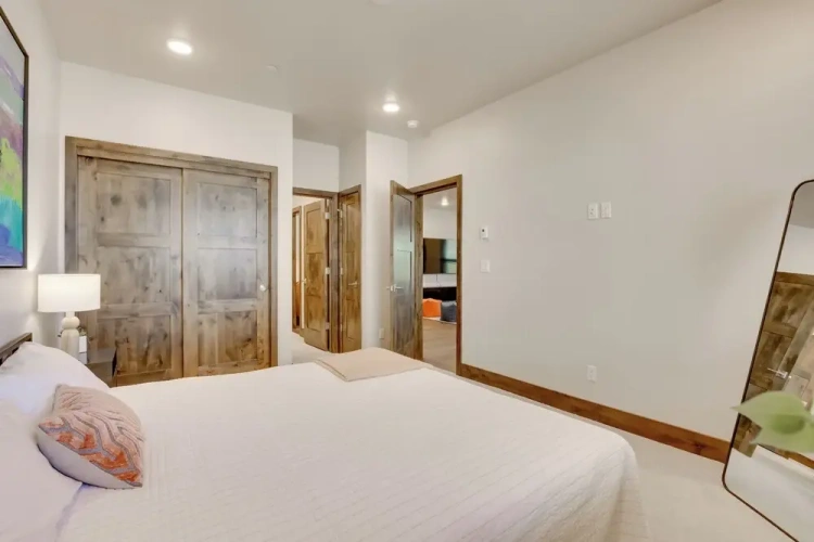 4 Bedrooms Apartment