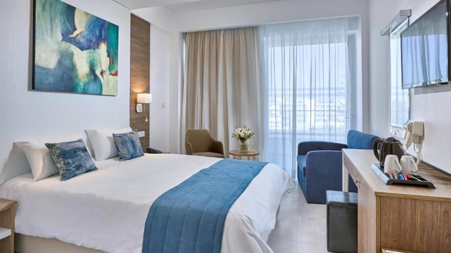 Double room with partial sea view