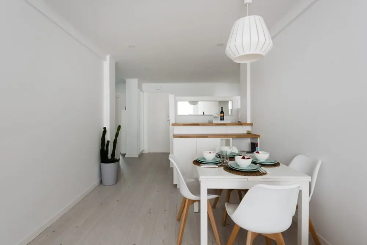 Light-Filled Apt, w/ Free Pick-Up By TimeCooler